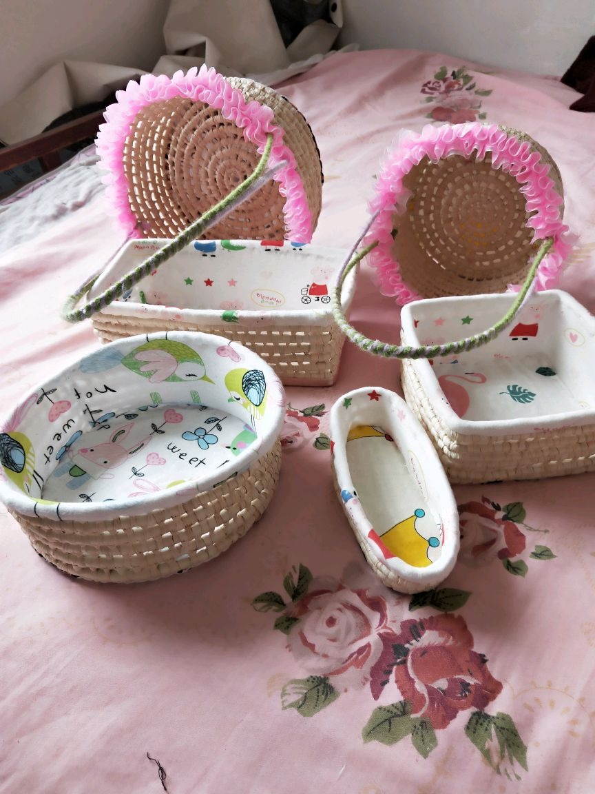 就利用玉米皮编了几个篮子,好给小朋友玩,可以放手机的,等筐子